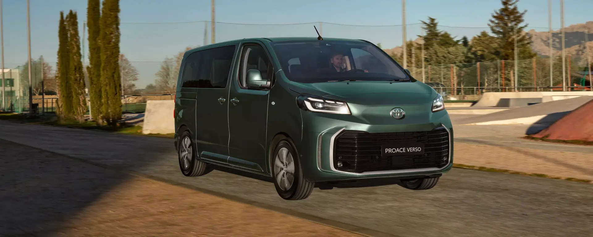 Nuovo Toyota Proace Verso vista anteriore, van fino a 9 posti disponibile da Auto Zatti a Mantova, Brescia e Verona.
