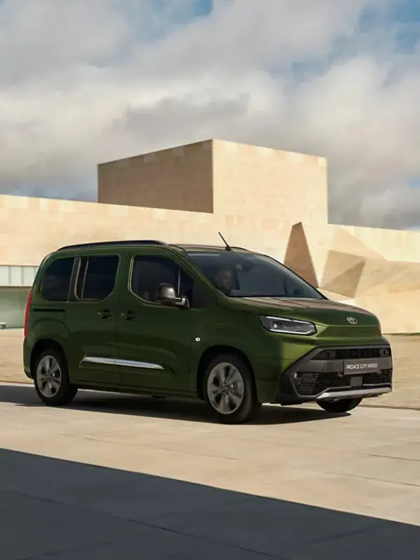 Interni del nuovo Toyota Proace City Verso con abitacolo modulare, tecnologie avanzate e ampio spazio per passeggeri e bagagli presso Auto Zatti.