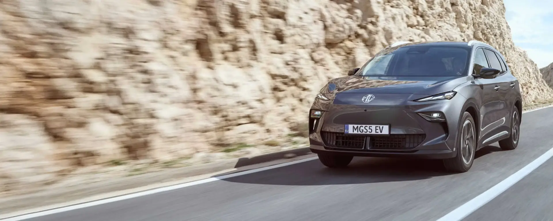 Nuova MG S5 EV vista anteriore, SUV 100% elettrico dal design moderno e dinamico disponibile presso Auto Zatti.
