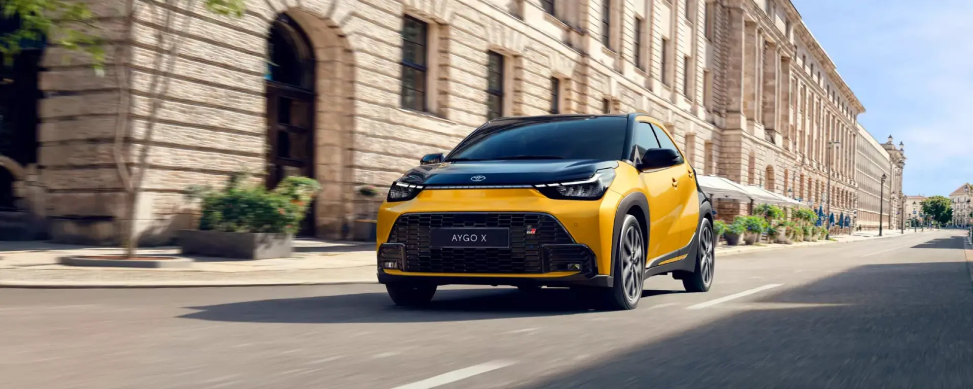 Nuova Toyota Aygo X vista anteriore, crossover urbano ibrido disponibile da Auto Zatti a Mantova, Brescia e Verona.