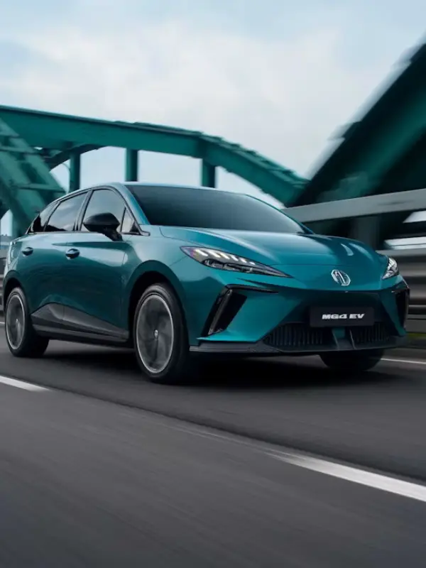 Interni della MG4 EV con display touchscreen HD da 12,8 pollici, connettività avanzata e sistemi di assistenza alla guida MG Pilot.