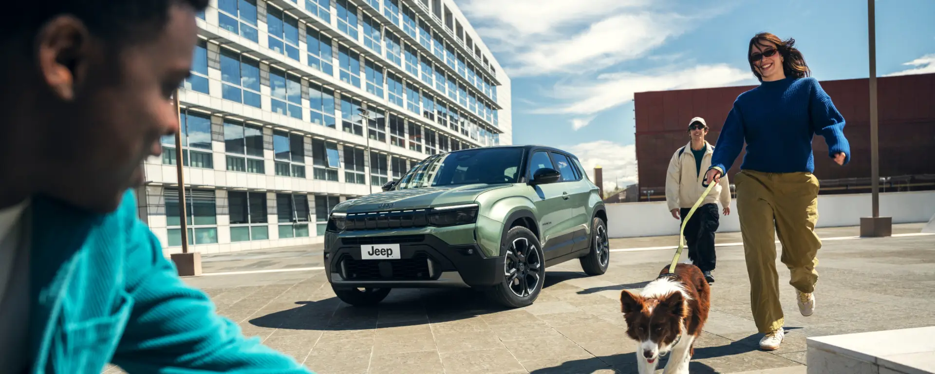 Nuova Jeep Avenger vista anteriore, SUV compatto dal design moderno con iconica griglia Jeep a sette feritoie disponibile presso Auto Zatti.