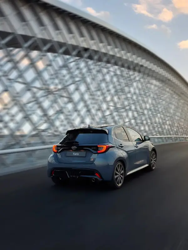 Interni della nuova Toyota Yaris Hybrid con display digitale, connettività avanzata e sistemi Toyota Safety Sense presso Auto Zatti.