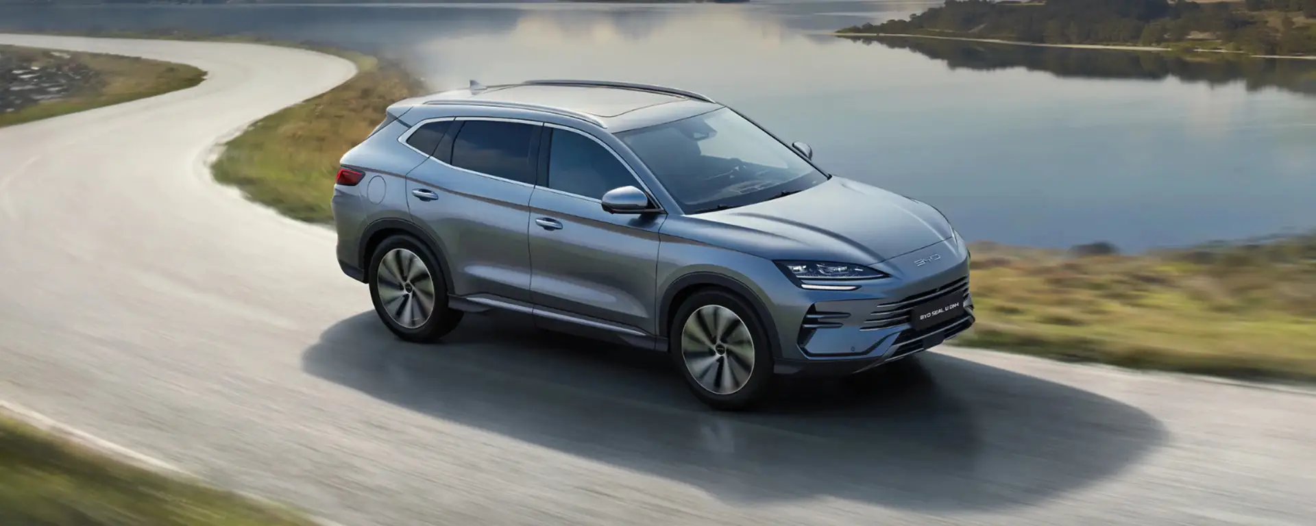 Nuova BYD SEAL U DM-i vista anteriore, SUV Plug-in Hybrid dal design elegante e moderno disponibile presso Auto Zatti.