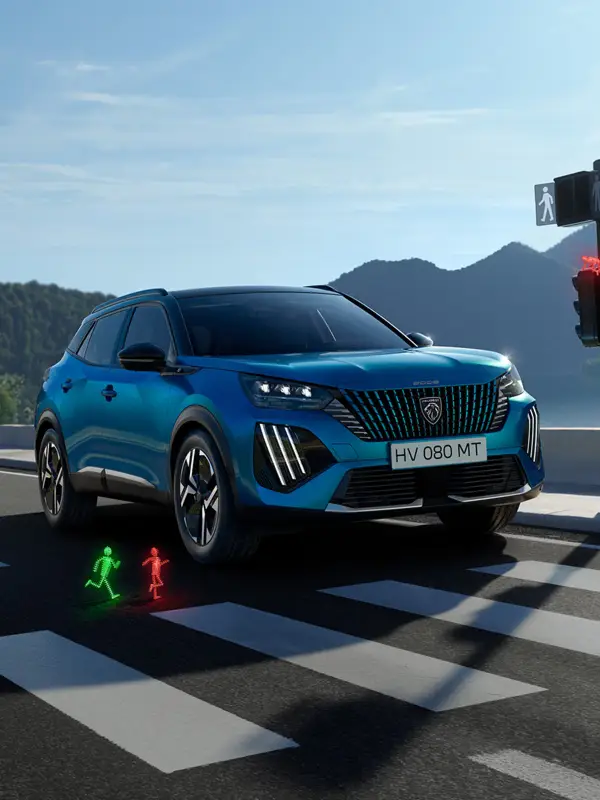 Interni della Peugeot 2008 con Peugeot i-Cockpit®, display digitale da 10 pollici e sistema infotainment avanzato dedicato a comfort, sicurezza e connettività.