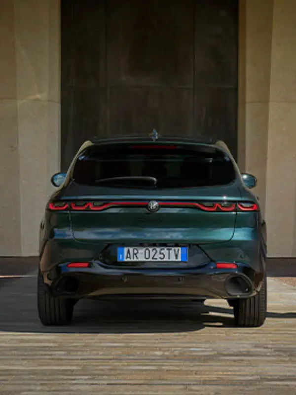 Scopri Alfa Romeo Tonale da Auto Zatti, concessionaria ufficiale Alfa Romeo. Design sportivo, tecnologia avanzata e comfort per ogni viaggio.