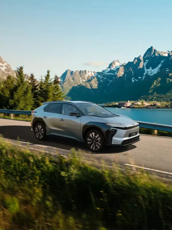Interni della nuova Toyota bZ4X con display digitale, tecnologie connesse e comfort premium presso Auto Zatti.