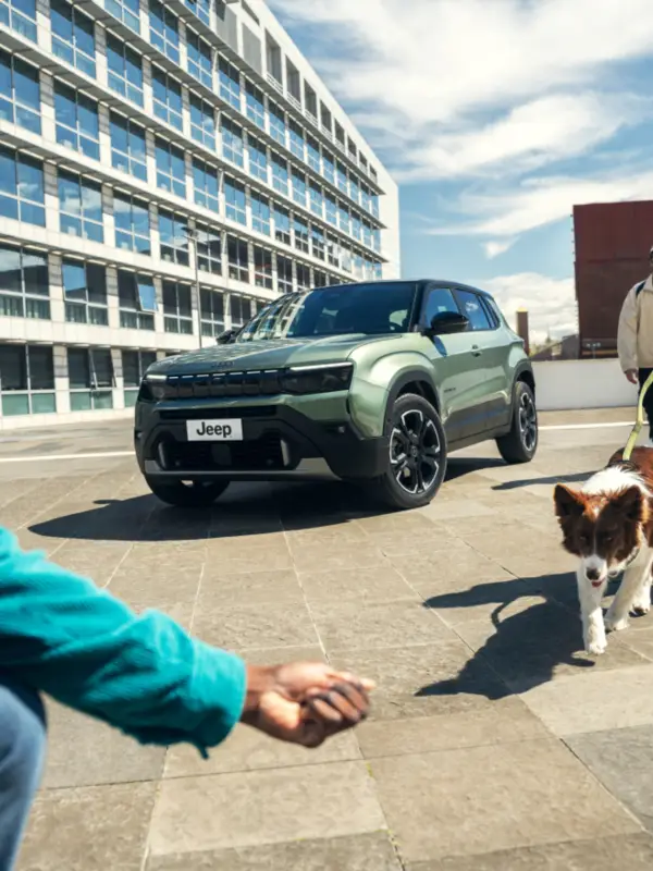 Interni della Jeep Avenger con strumentazione digitale, touchscreen centrale e tecnologie avanzate dedicate a comfort, sicurezza e connettività.