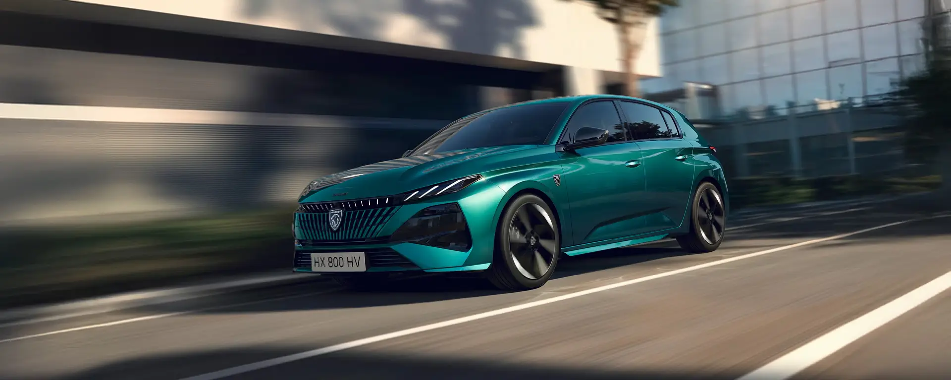 Nuova Peugeot E-308 vista anteriore, berlina 100% elettrica dal design elegante, moderno e sportivo disponibile presso Auto Zatti.