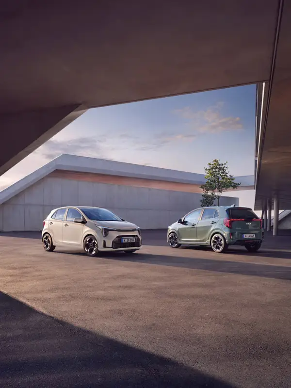 Interni della Kia Picanto con tecnologie digitali avanzate, sistema infotainment intuitivo e abitacolo confortevole per la guida quotidiana.