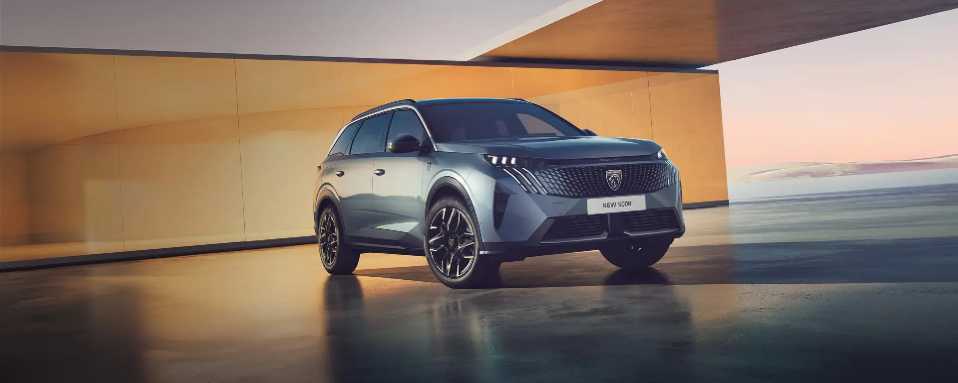 Nuova Peugeot 5008 vista anteriore, grande SUV dal design moderno ed elegante con firma luminosa a tre artigli disponibile presso Auto Zatti.