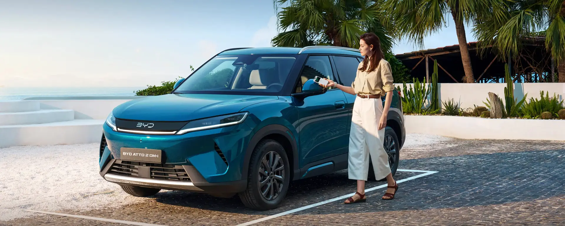 Nuova BYD ATTO 2 DM-i vista anteriore, SUV Plug-in Hybrid compatto dal design moderno e dinamico disponibile presso Auto Zatti.