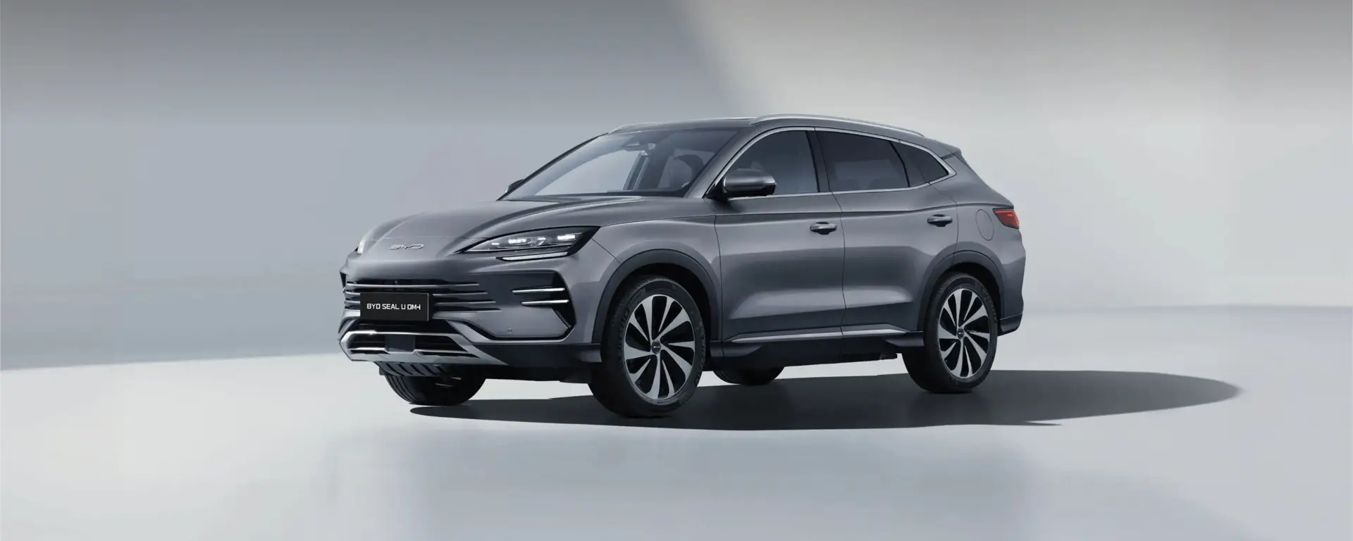 Nuova BYD SEAL U vista anteriore, SUV 100% elettrico dal design elegante e moderno disponibile presso Auto Zatti.