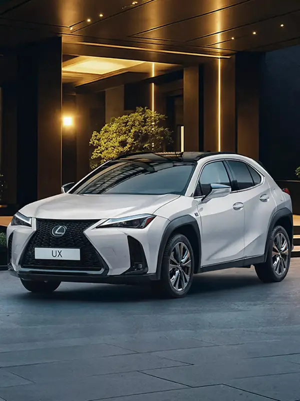 Interni della Lexus UX 300h Full Hybrid con finiture di pregio, tecnologie avanzate e sistemi Lexus Safety System+ per comfort e sicurezza.