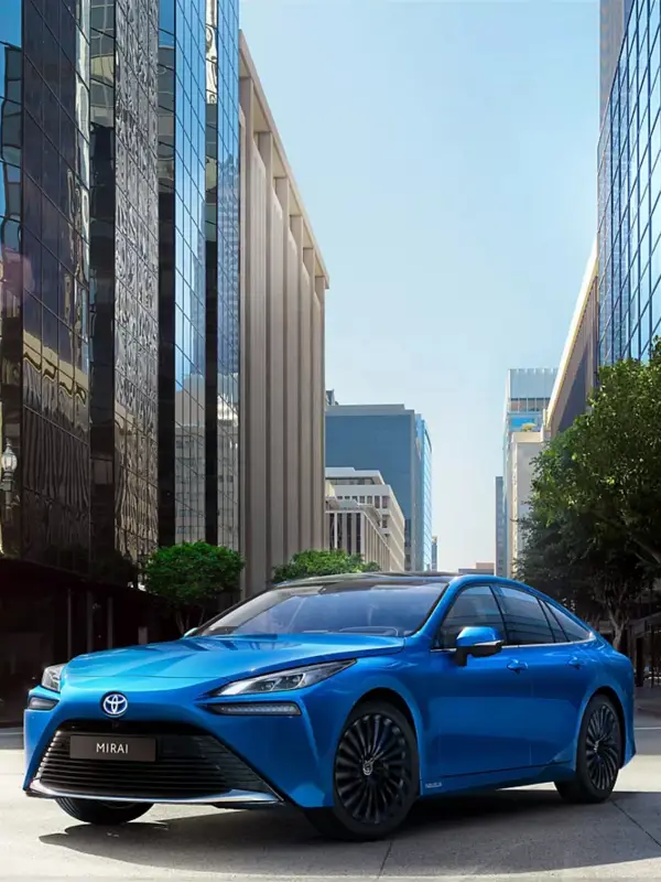 Interni della nuova Toyota Mirai con tecnologie avanzate, display digitale e comfort premium per una mobilità a zero emissioni presso Auto Zatti.