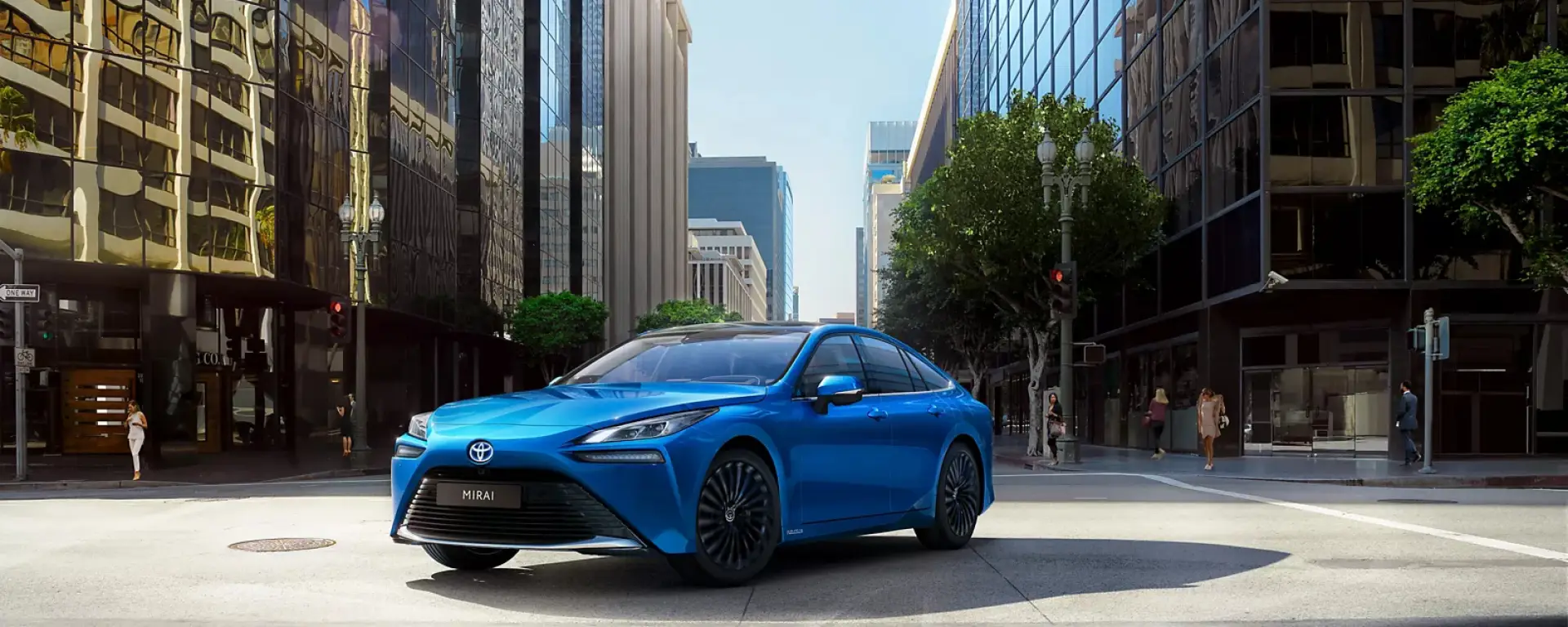 Nuova Toyota Mirai vista anteriore, berlina a idrogeno Fuel Cell disponibile da Auto Zatti a Mantova, Brescia e Verona.