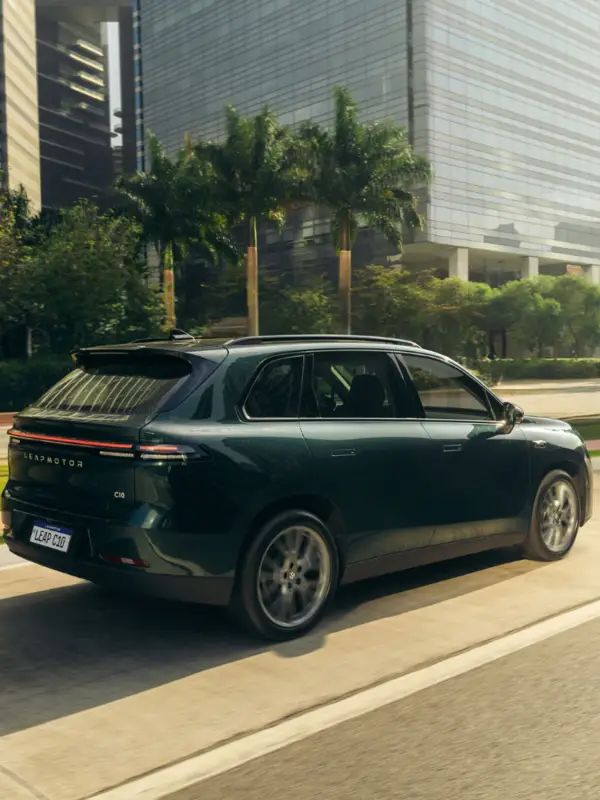 Interni della nuova LEAPMOTOR C10 con display digitale, tetto panoramico e tecnologie avanzate LEAPMOTOR presso Auto Zatti.