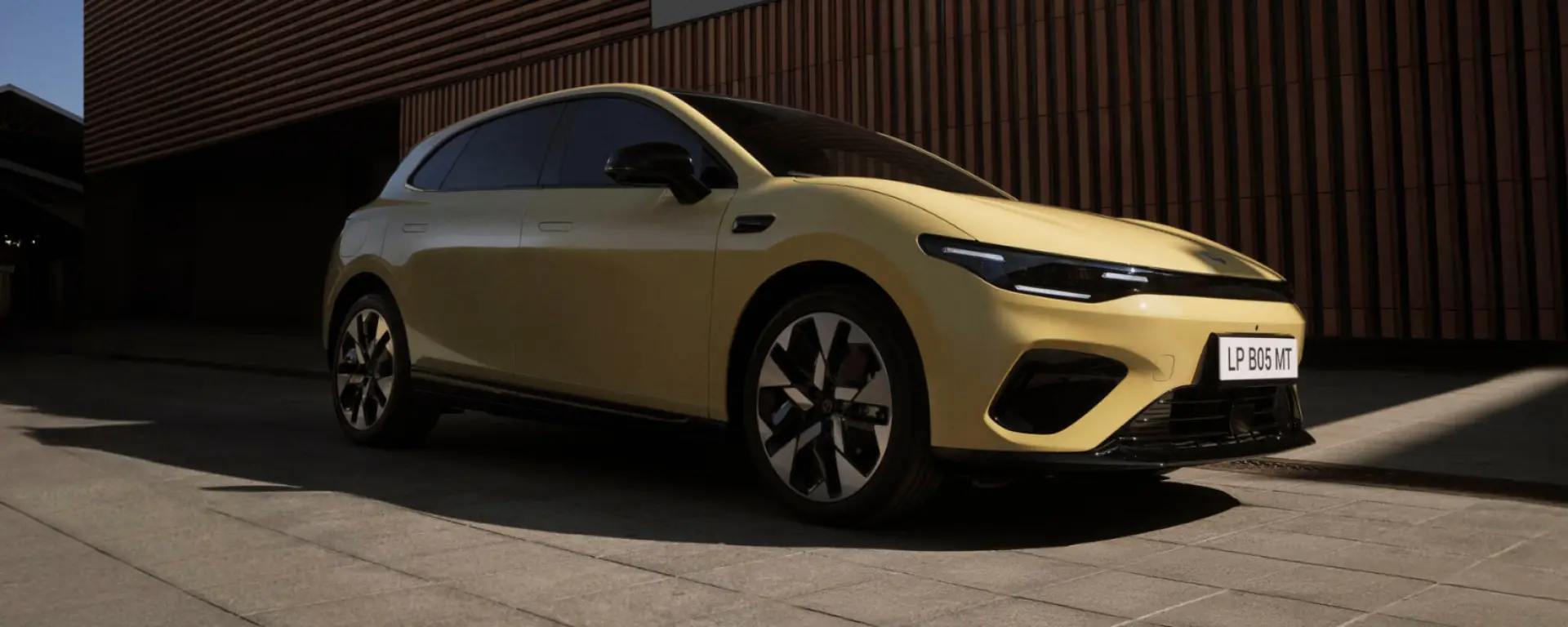 Nuova LEAPMOTOR B05 vista anteriore, hatchback elettrica disponibile da Auto Zatti a Mantova, Brescia e Verona.