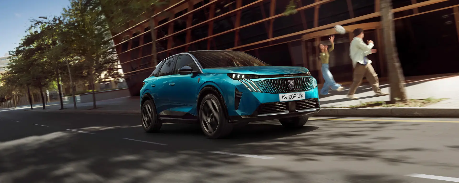 Nuova Peugeot 3008 vista anteriore, SUV fastback dal design innovativo, elegante e sportivo disponibile presso Auto Zatti.