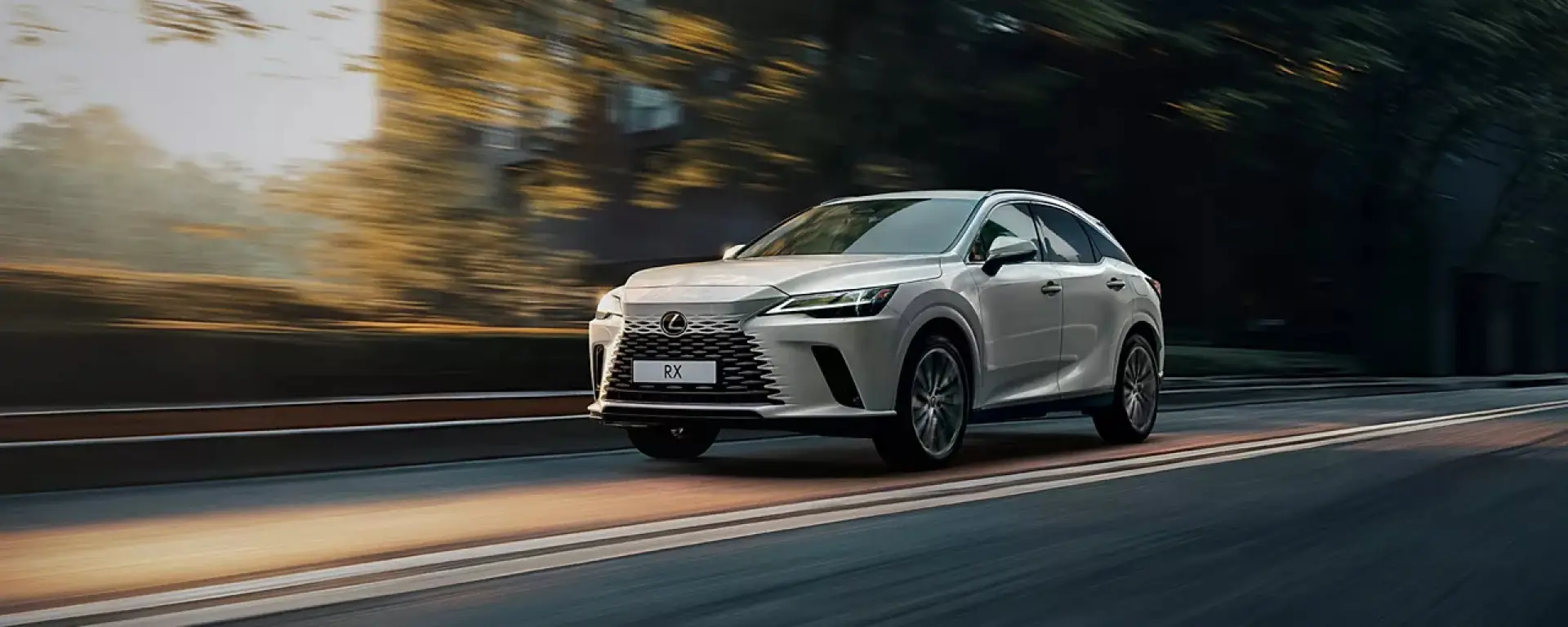 Nuova Lexus RX vista anteriore, SUV premium di lusso disponibile nelle versioni Hybrid e Plug-in Hybrid presso Auto Zatti.