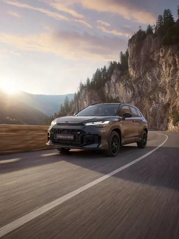 Interni della nuova Toyota Corolla Cross Hybrid con display digitale, connettività avanzata e ampio spazio a bordo presso Auto Zatti.