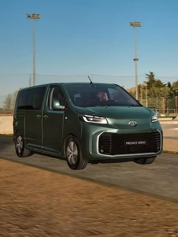 Interni del nuovo Toyota Proace Verso con sedili modulari, ampio spazio per i passeggeri e tecnologie avanzate presso Auto Zatti.