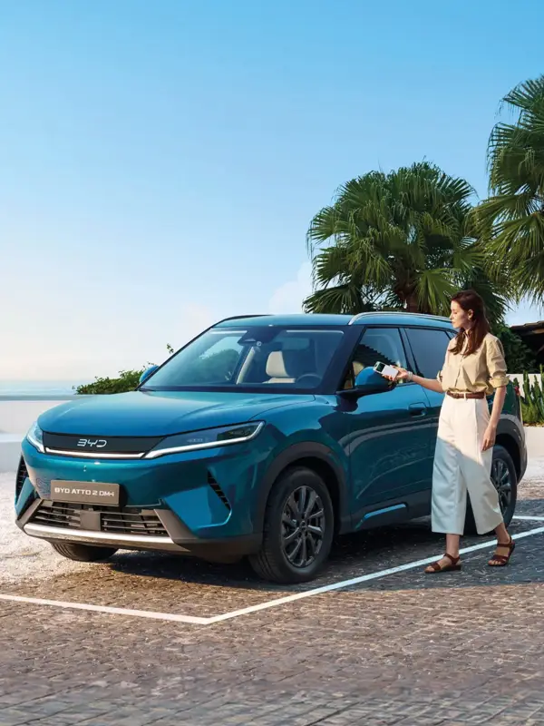 Interni della BYD ATTO 2 DM-i con display touchscreen da 12,8 pollici, tetto panoramico e tecnologie avanzate dedicate a comfort, sicurezza e connettività.