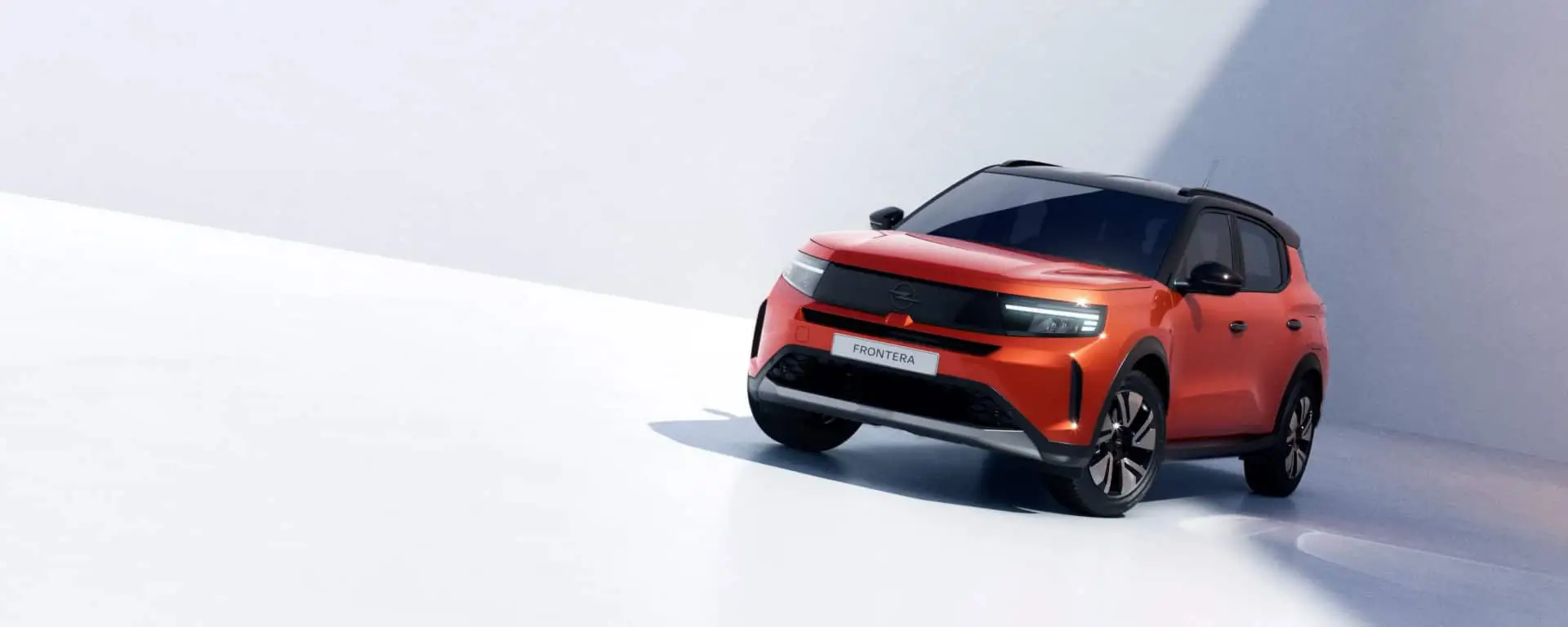 Interni della Nuova Opel Frontera con abitacolo spazioso, tecnologie digitali e comfort di bordo. Mostra più linee