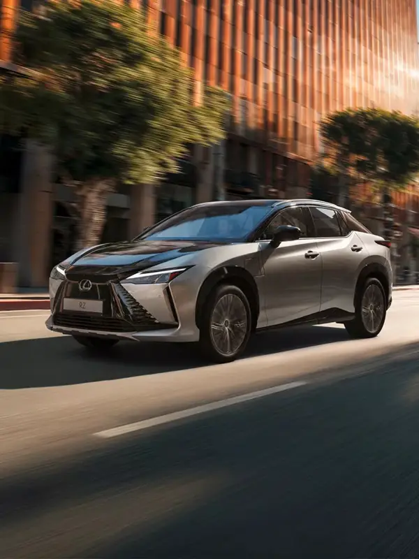 Interni della Lexus RZ Full Electric con tecnologie avanzate, materiali premium e abitacolo progettato per massimo comfort e connettività.