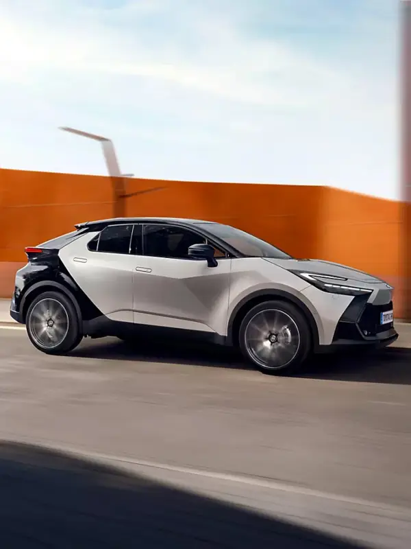 Interni della nuova Toyota C-HR con design moderno, display digitale e tecnologie Toyota Safety Sense presso Auto Zatti.
