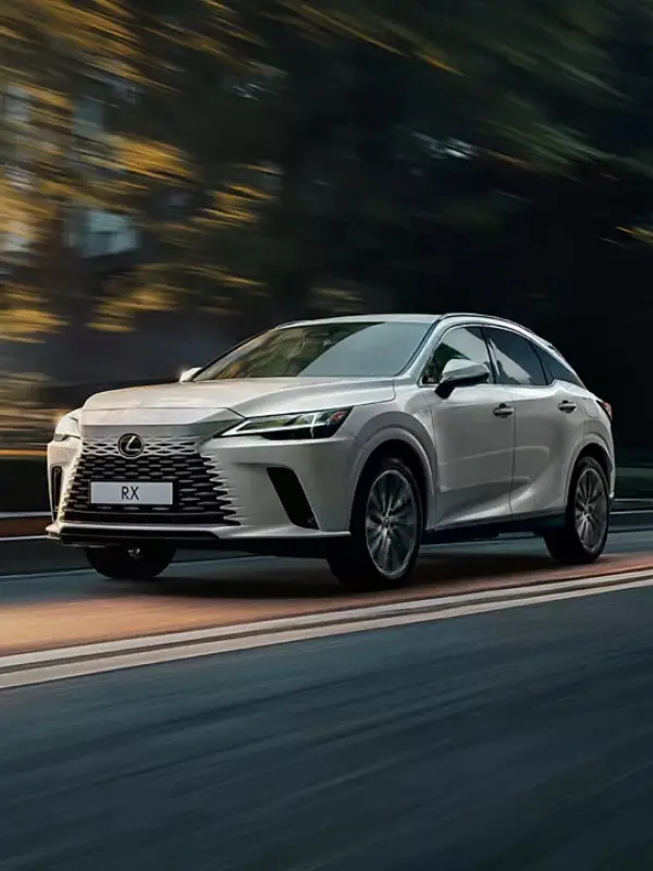 Interni della Lexus RX con display touchscreen da 14 pollici, finiture di pregio e tecnologie avanzate dedicate a comfort e sicurezza.