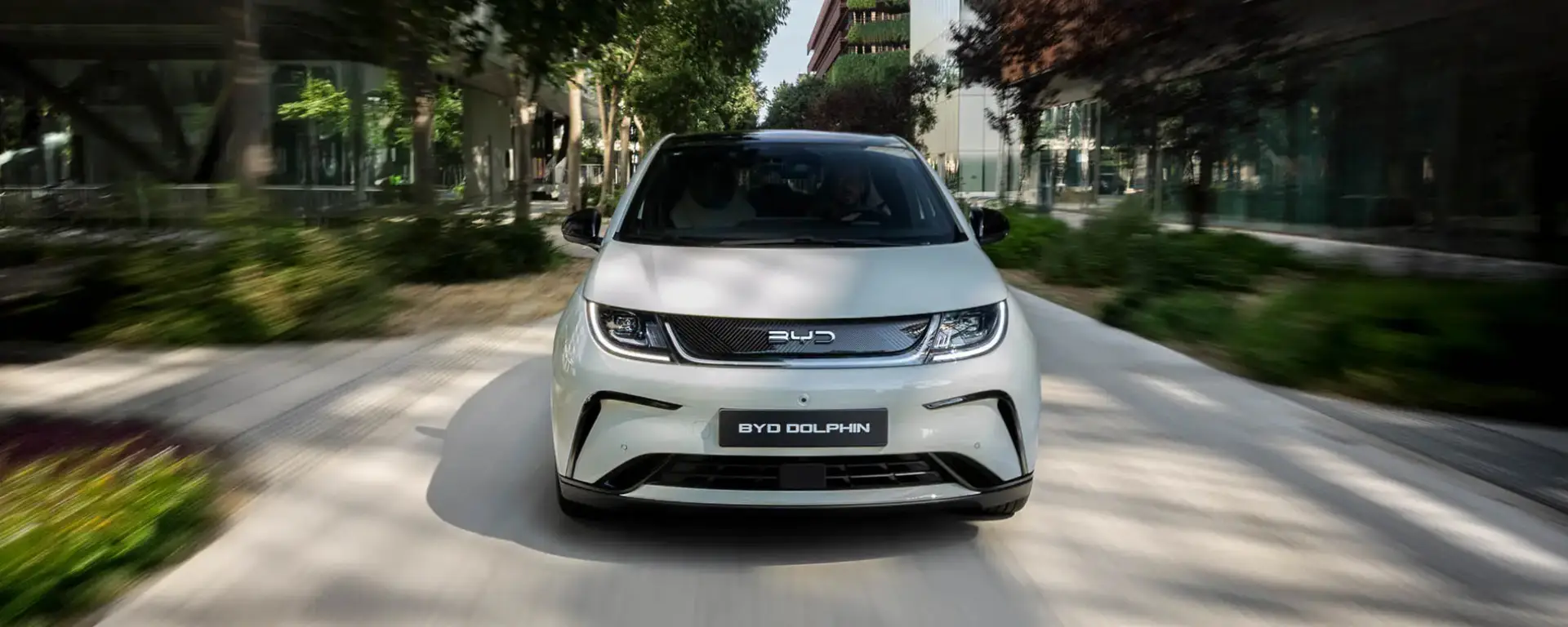 Nuova BYD DOLPHIN vista anteriore, compatta 100% elettrica dal design moderno e dinamico disponibile presso Auto Zatti.