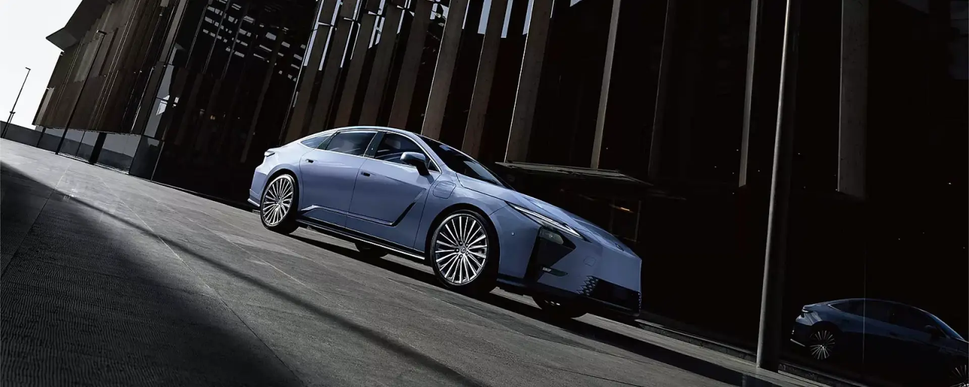 Nuova Lexus ES Hybrid vista anteriore, berlina premium Full Hybrid dal design elegante disponibile presso Auto Zatti.