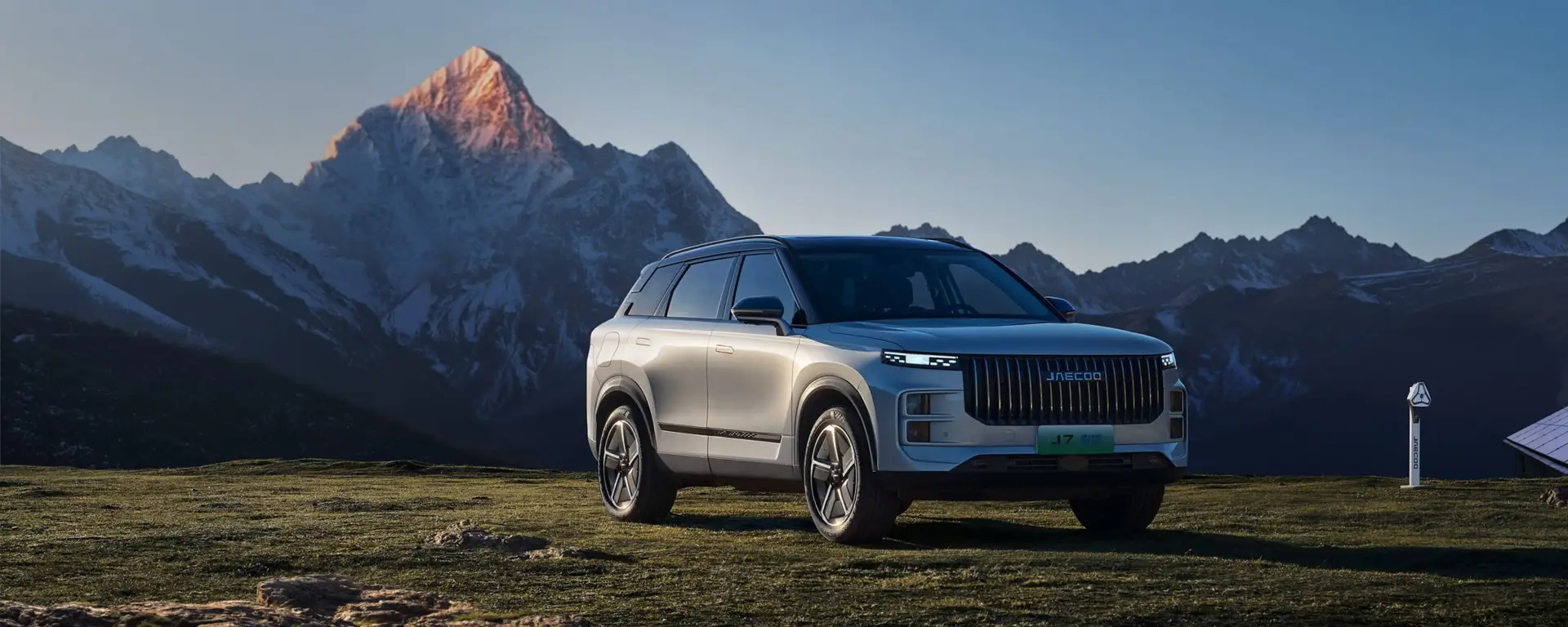 Nuova JAECOO 7 SHS-P vista anteriore, SUV Plug-in Hybrid dal design moderno ed elegante disponibile presso Auto Zatti.