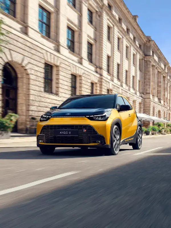 Interni della nuova Toyota Aygo X con display touchscreen, tecnologie connesse e sistemi di sicurezza Toyota presso Auto Zatti.