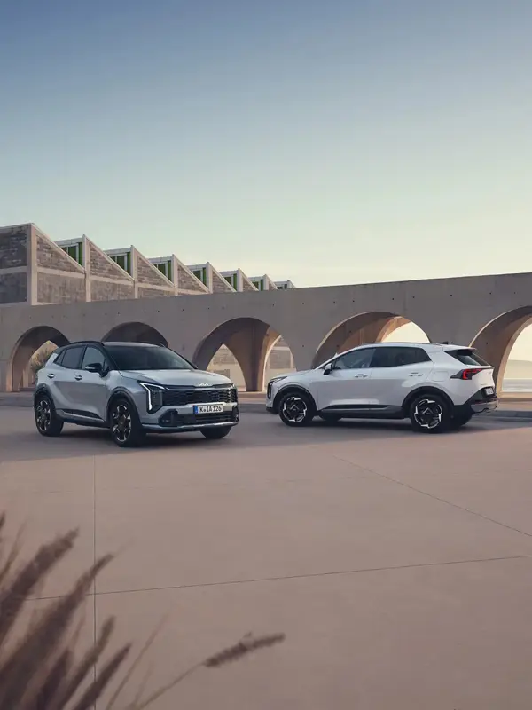 Interni della Kia Sportage con display panoramico digitale, tecnologie avanzate e abitacolo spazioso progettato per comfort e connettività.