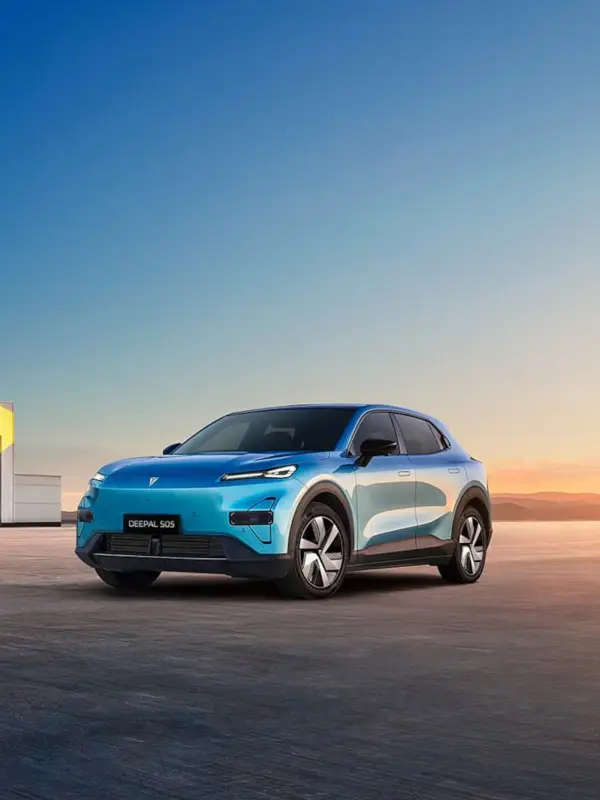 Interni della Nuova DEEPAL S05 con display digitale, tecnologia avanzata e abitacolo confortevole. Mostra più linee