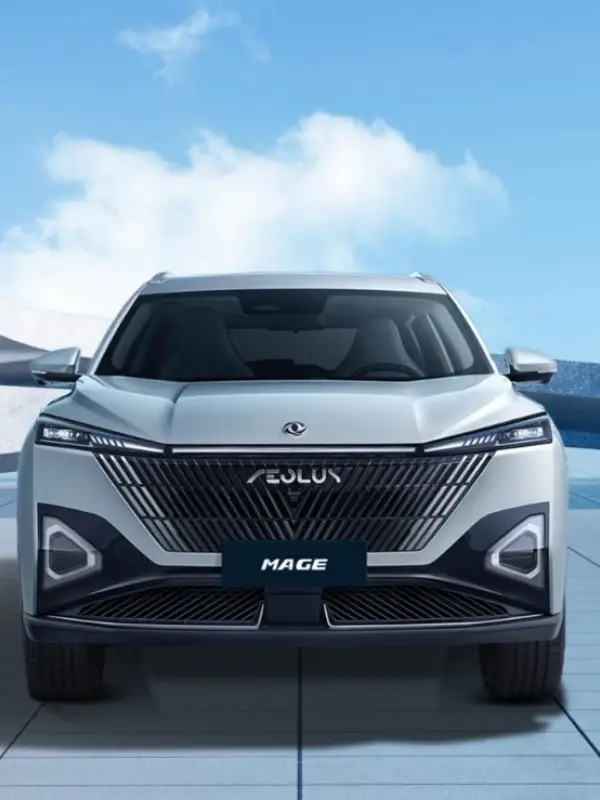Interni della Dongfeng Mage con display digitale da 14,6 pollici, tetto panoramico e tecnologie avanzate dedicate a comfort, sicurezza e connettività.