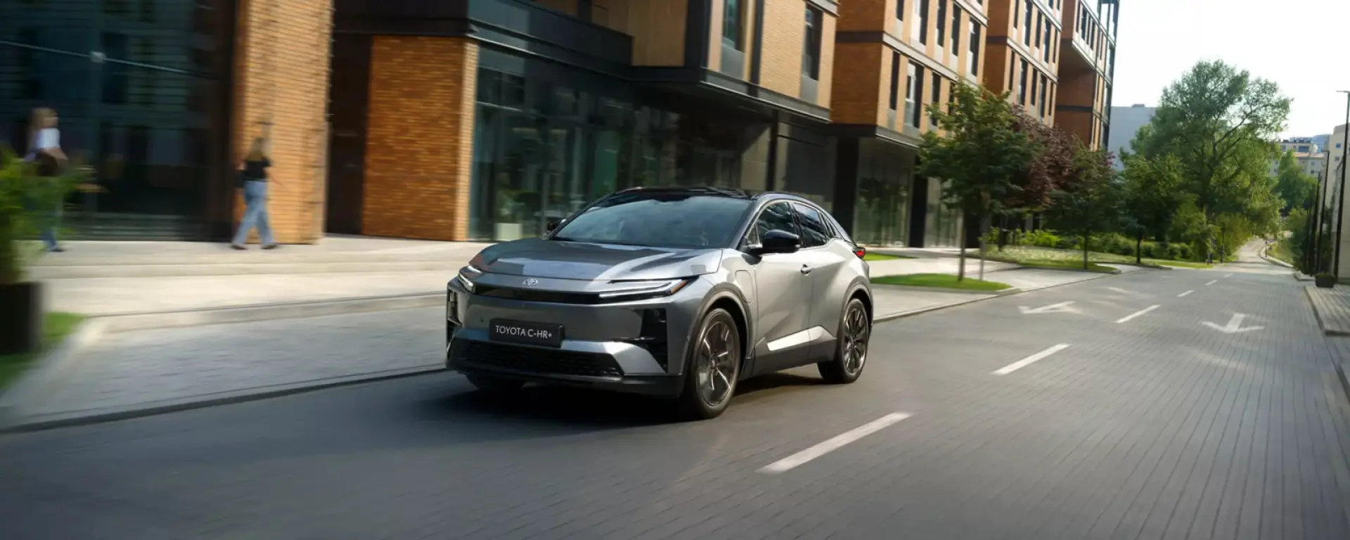 Nuova Toyota C-HR+ vista anteriore, SUV Coupé 100% elettrico disponibile da Auto Zatti a Mantova, Brescia e Verona.