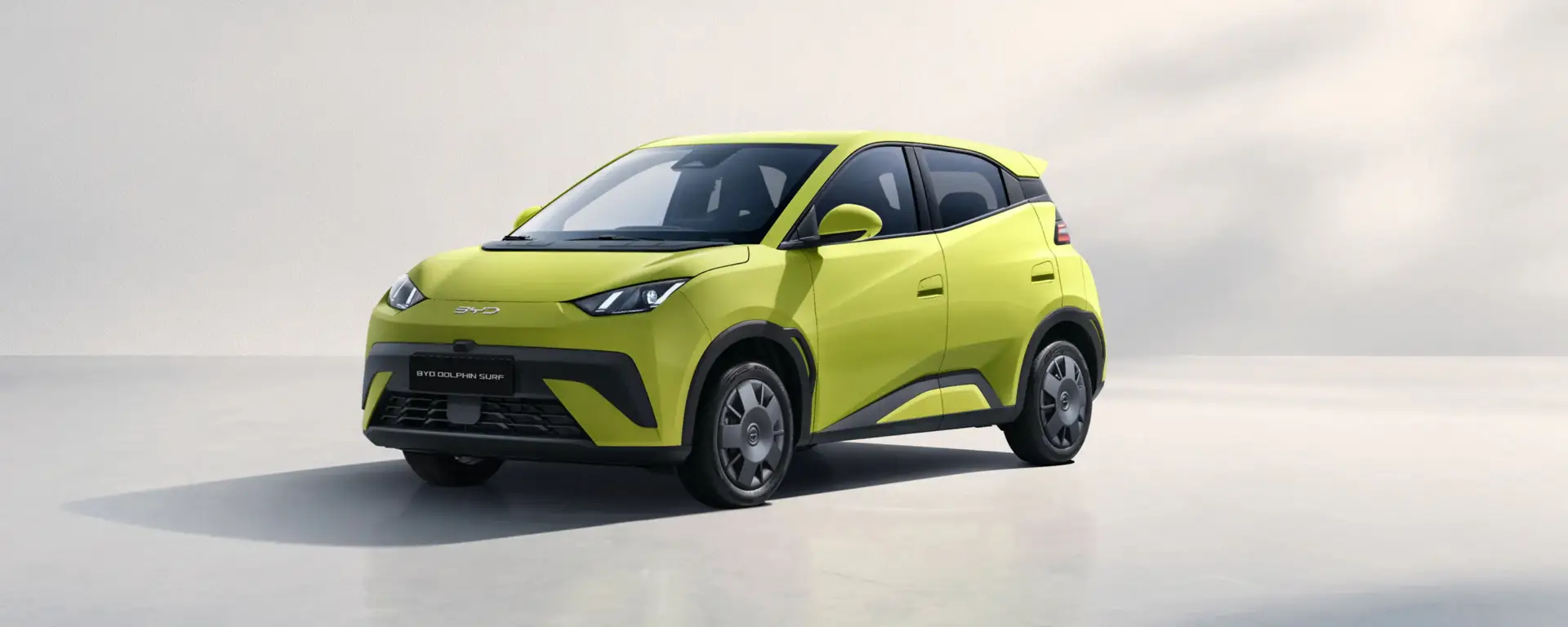 Nuova BYD DOLPHIN SURF vista anteriore, city car 100% elettrica dal design moderno e compatto disponibile presso Auto Zatti.