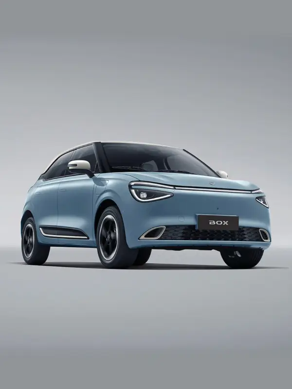 Interni della Dongfeng Box con display touchscreen da 12,8 pollici, finiture moderne e tecnologie dedicate a comfort, praticità e connettività.
