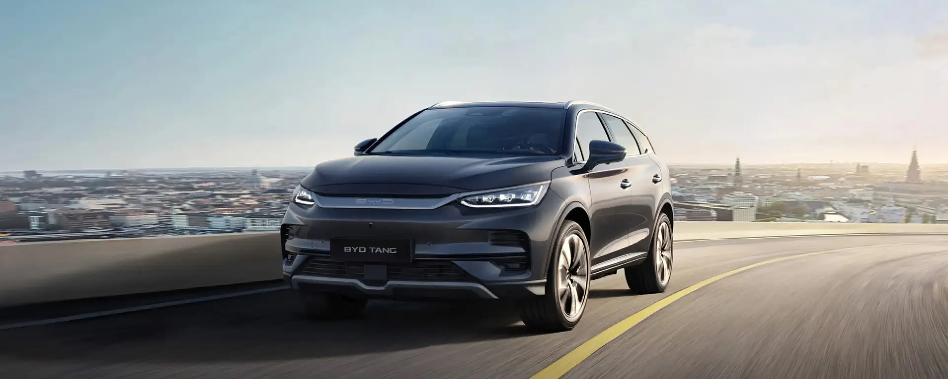 Nuova BYD TANG vista anteriore, SUV 100% elettrico a 7 posti con trazione integrale AWD disponibile presso Auto Zatti.