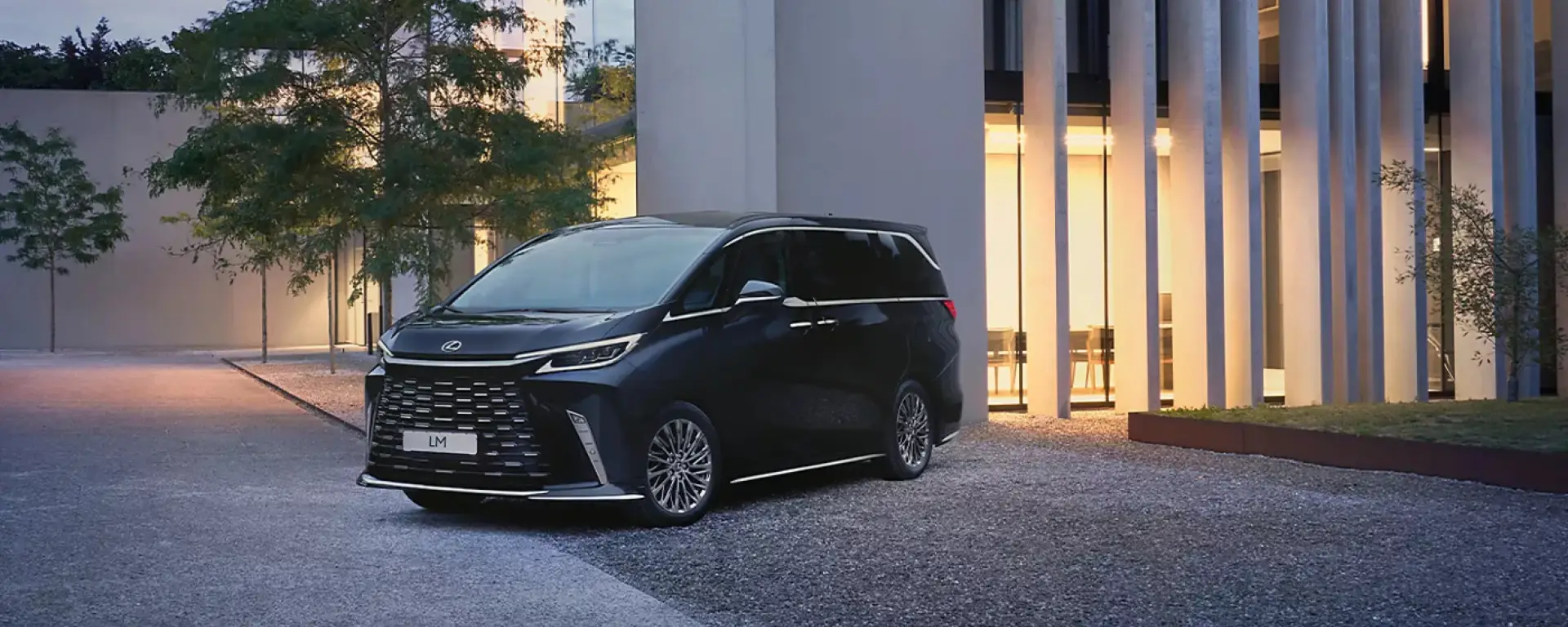 Nuova Lexus LM Hybrid vista anteriore, Luxury Mover premium disponibile presso Auto Zatti, progettata per offrire comfort e raffinatezza di prima classe.