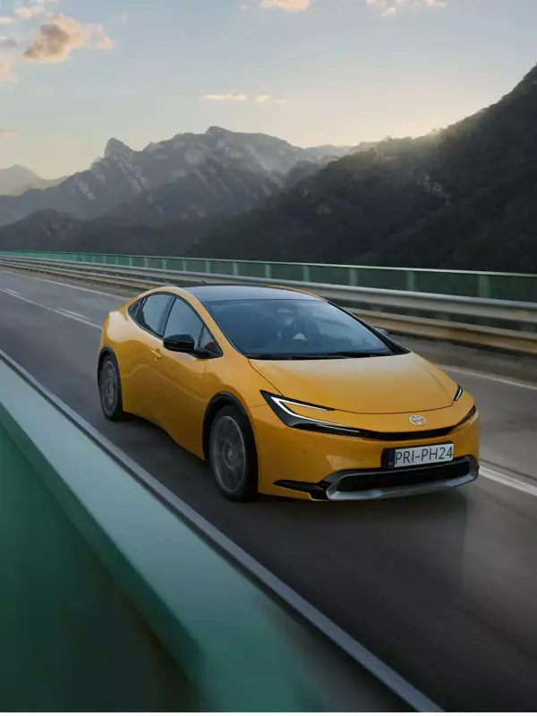 Interni della nuova Toyota Prius Plug-in Hybrid con display digitale, tecnologie connesse e sistemi Toyota Safety Sense presso Auto Zatti.