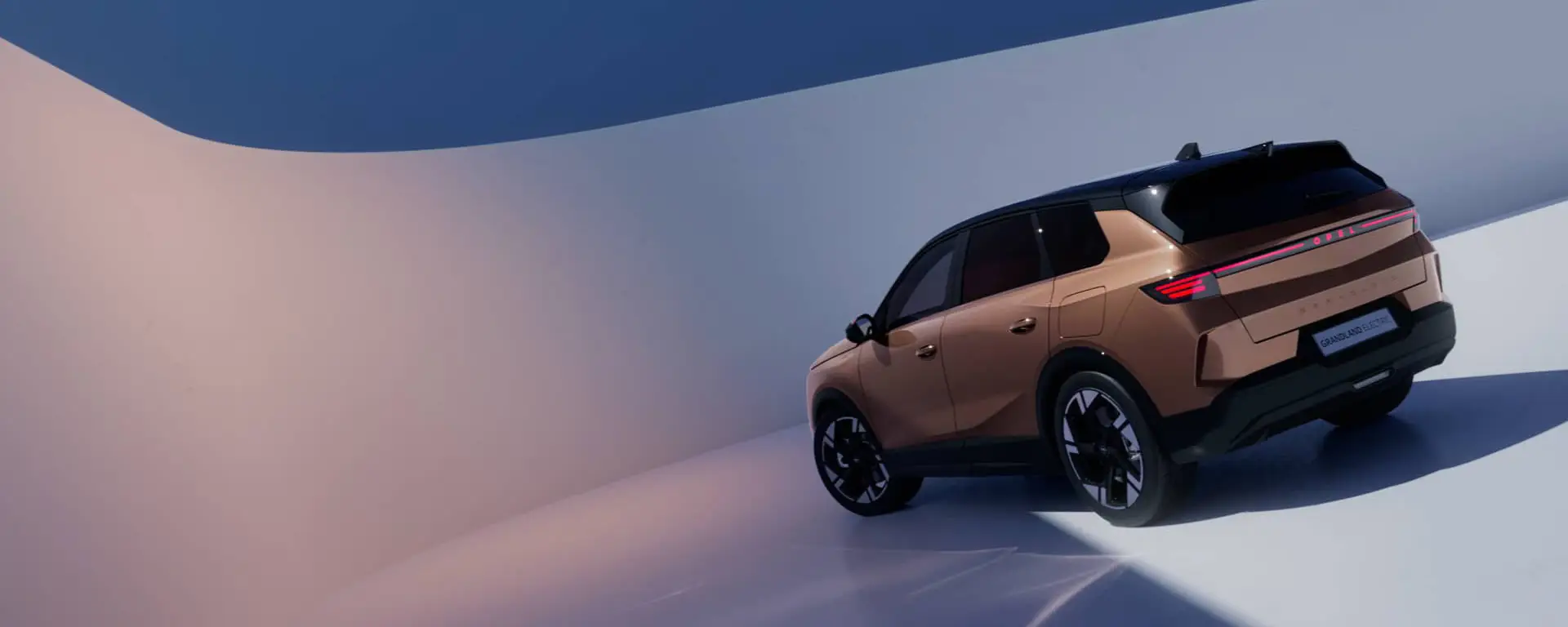 Interni della Nuova Opel Grandland con abitacolo spazioso, display digitale e comfort di bordo avanzato. Mostra più linee