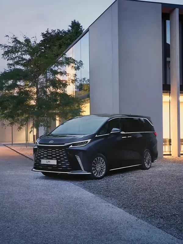 Interni della Lexus LM Hybrid con sedili executive reclinabili, monitor widescreen da 48 pollici e finiture di lusso per il massimo comfort a bordo.