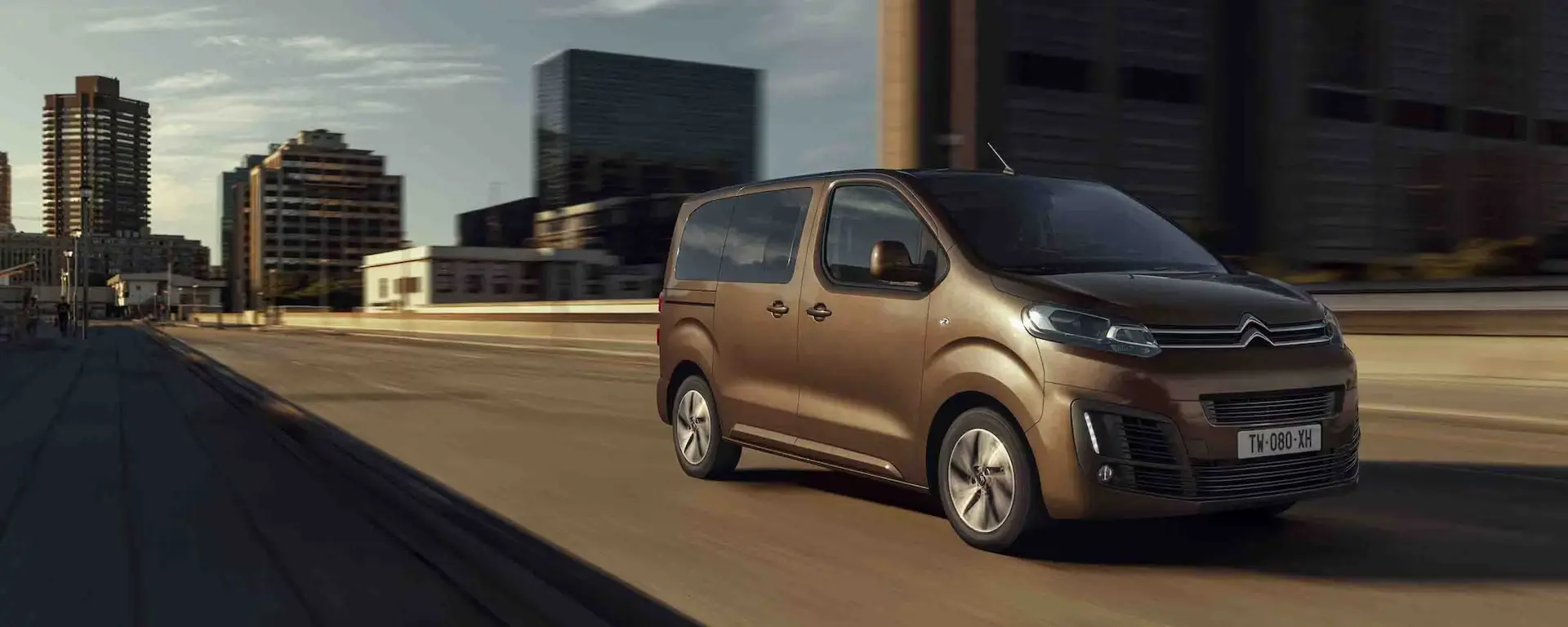 Nuova Citroën ë-SpaceTourer vista anteriore, monovolume 100% elettrico dal design moderno e versatile disponibile presso Auto Zatti.