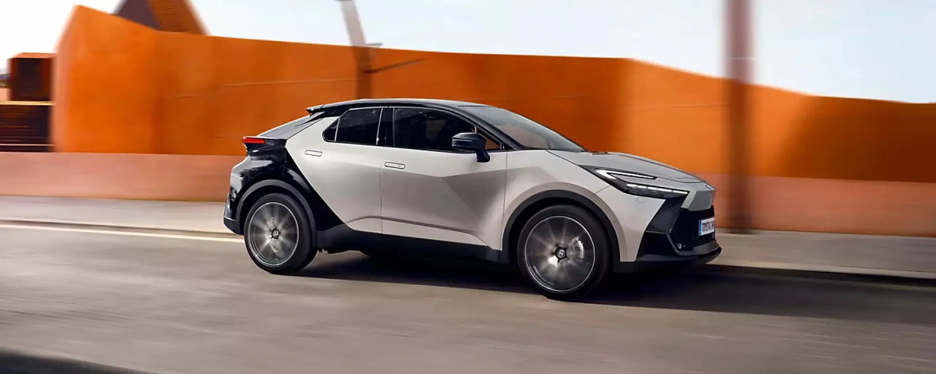 Nuova Toyota C-HR vista anteriore, SUV crossover Full Hybrid e Plug-in Hybrid disponibile da Auto Zatti a Mantova, Brescia e Verona.