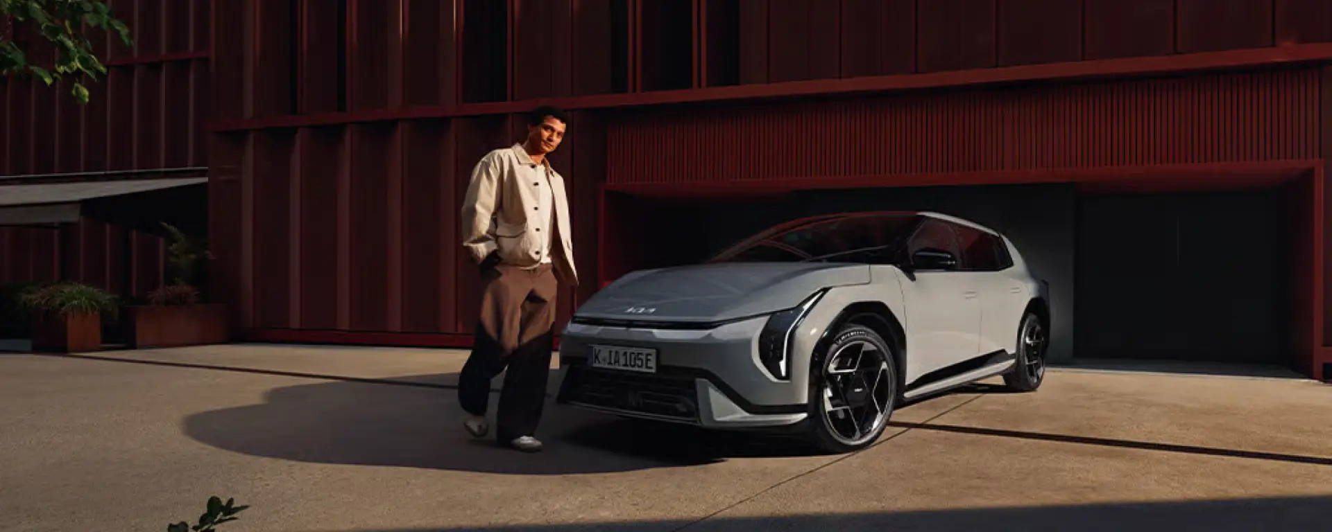Nuova Kia EV4 vista anteriore, berlina 100% elettrica dal design moderno e futuristico disponibile presso Auto Zatti.