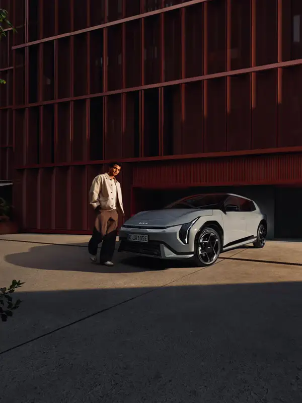 Interni della Kia EV4 con display panoramico da 30 pollici, tecnologie digitali avanzate e abitacolo spazioso dedicato a comfort e connettività.